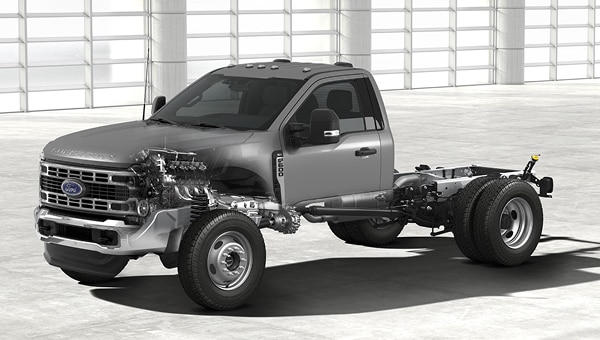 Ford Super Duty Chasis gris en vista de corte, mostrando el motor y el chasis sin carrocería.